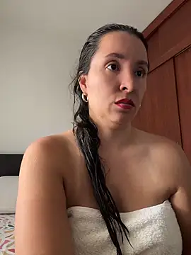 Snapshot of emely_sexx20 chatting on 05-17-26, 04:36 emely sexx20 online show from 05-17-26, 04:36