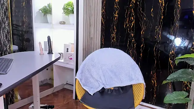 MissEscarleth online show from 01-31-25, 05:30