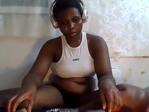 queenzuena online show from 07-14-26, 09:42