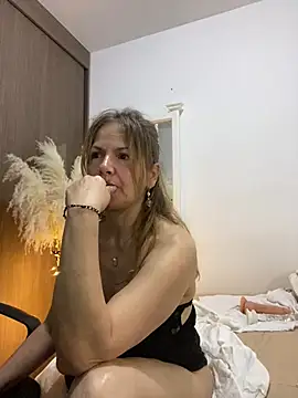 Snapshot of Leyna_liu chatting on 01-23-25, 08:04 Leyna liu online show from 01-23-25, 08:04