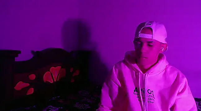 Snapshot of isaaclatino chatting on 12-15-24, 06:18 isaaclatino online show from 12-15-24, 06:18