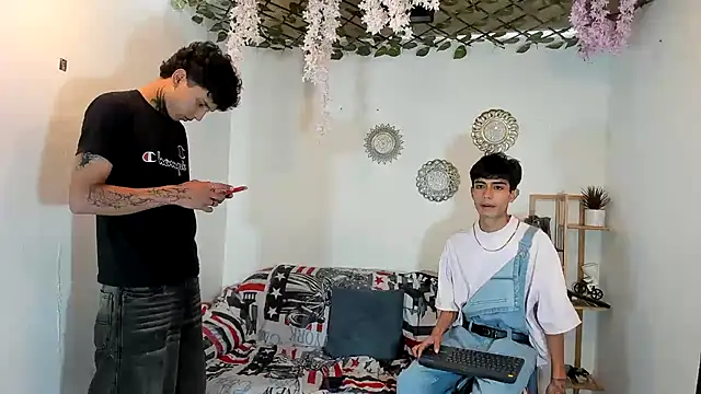 oliverhot2005 online show from 11-10-25, 02:27