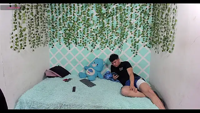 oliverhot2005 online show from 12-05-25, 07:43