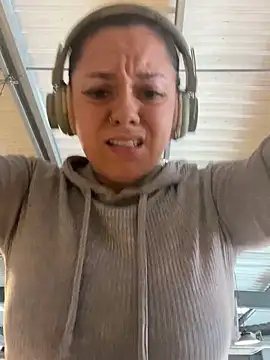 Snapshot of Luccreccia_ chatting on 11-02-25, 10:17 Luccreccia online show from 11-02-25, 10:17