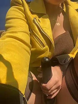 Snapshot of Luccreccia_ chatting on 11-17-25, 10:54 Luccreccia online show from 11-17-25, 10:54