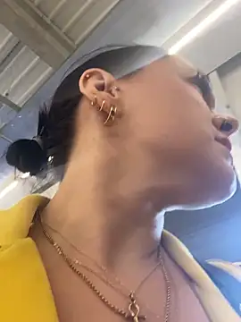 Snapshot of Luccreccia_ chatting on 11-18-25, 03:05 Luccreccia online show from 11-18-25, 03:05