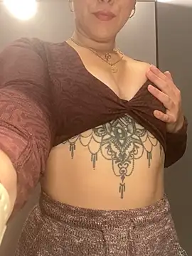 Snapshot of Luccreccia_ chatting on 11-24-25, 09:09 Luccreccia online show from 11-24-25, 09:09