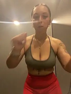 Snapshot of Luccreccia_ chatting on 12-19-25, 02:46 Luccreccia online show from 12-19-25, 02:46