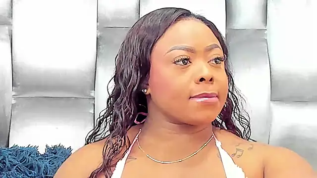 Snapshot of CamilaBenitez chatting on 10-28-25, 12:19 CamilaBenitez online show from 10-28-25, 12:19