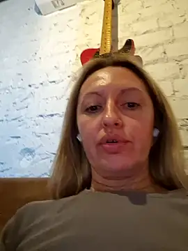 Snapshot of Miss____Mia_ chatting on 09-28-25, 08:52 Miss Mia online show from 09-28-25, 08:52