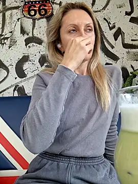 Snapshot of Miss____Mia_ chatting on 10-01-25, 12:11 Miss Mia online show from 10-01-25, 12:11