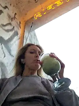 Snapshot of Miss____Mia_ chatting on 10-13-25, 01:44 Miss Mia online show from 10-13-25, 01:44