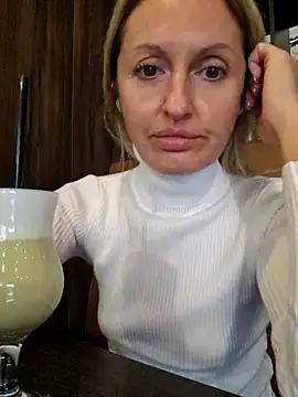 Snapshot of Miss____Mia_ chatting on 10-16-25, 12:17 Miss Mia online show from 10-16-25, 12:17