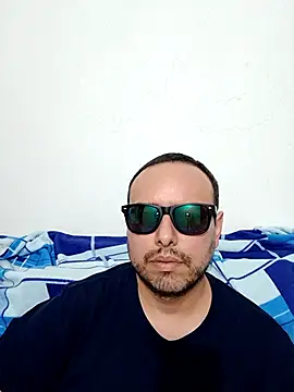 Snapshot of ElSunEagle chatting on 06-25-26, 02:33 ElSunEagle online show from 06-25-26, 02:33