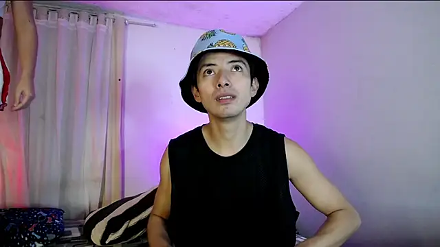 Snapshot of Pinkandyellowpokemon chatting on 12-23-25, 04:21 Pinkandyellowpokemon online show from 12-23-25, 04:21