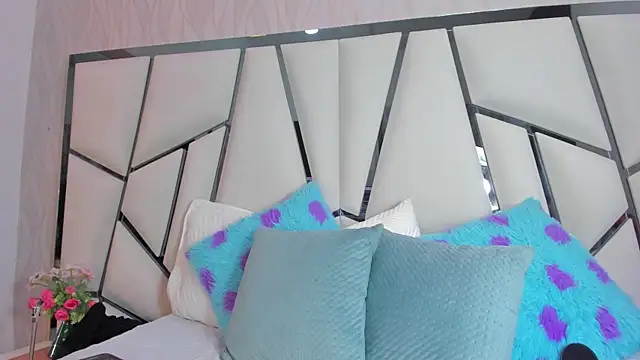  aurora18  online show from 04-15-26, 03:13