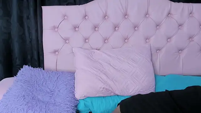 Snapshot of Applehot_LRR chatting on 02-08-25, 08:31 Applehot LRR online show from 02-08-25, 08:31