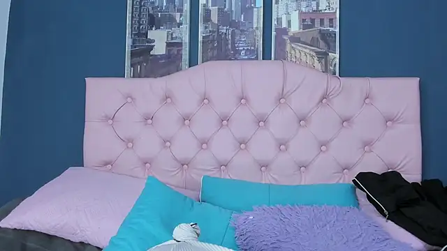 Snapshot of Applehot_LRR chatting on 09-19-25, 02:13 Applehot LRR online show from 09-19-25, 02:13