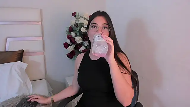 CamilaSofiia online show from 02-05-25, 10:44