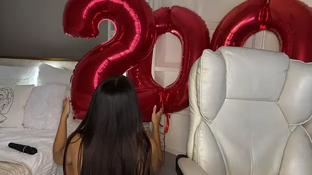 Snapshot of UrLillShy chatting on 12-04-25, 01:26 UrLillShy online show from 12-04-25, 01:26