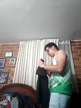 Snapshot of greeneyes999999999999 chatting on 11-27-25, 11:18 greeneyes999999999999 online show from 11-27-25, 11:18