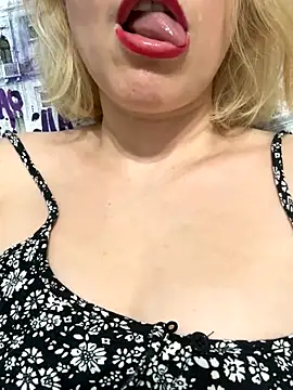 Snapshot of Yourdirtybitch chatting on 10-17-25, 01:14 Yourdirtybitch online show from 10-17-25, 01:14