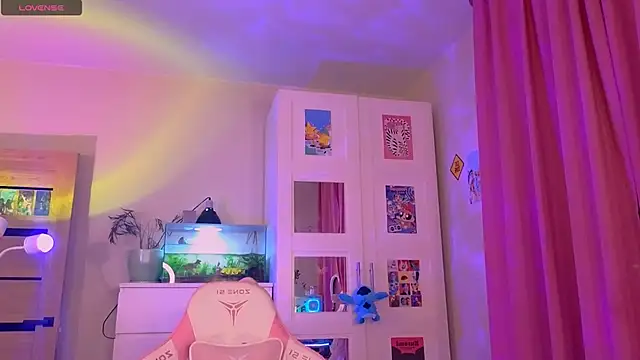 Snapshot of Britney_Lynch chatting on 11-28-25, 09:17 Britney Lynch online show from 11-28-25, 09:17