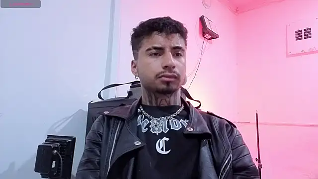 Snapshot of JuanCamiilo_66 chatting on 06-11-26, 02:33 JuanCamiilo 66 online show from 06-11-26, 02:33