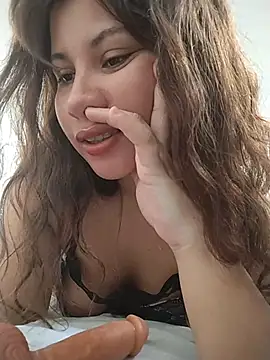 Snapshot of Yara0k chatting on 11-05-25, 11:32 Yara0k online show from 11-05-25, 11:32