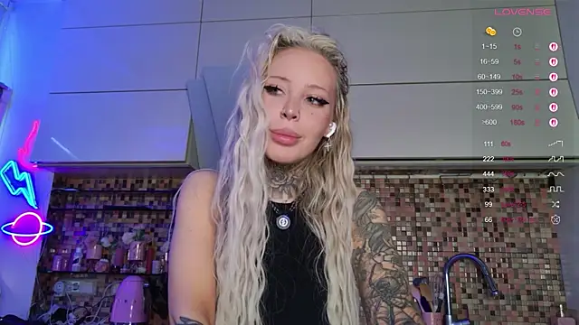 Snapshot of 2badforyou chatting on 11-10-25, 11:42 2badforyou online show from 11-10-25, 11:42