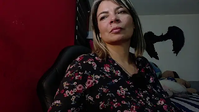 Snapshot of charlotedoll chatting on 05-12-26, 10:51 charlotedoll online show from 05-12-26, 10:51