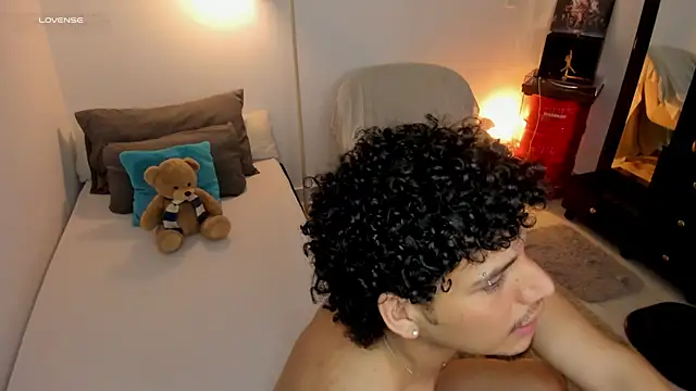 Snapshot of Curlblue chatting on 09-13-25, 02:44 Curlblue online show from 09-13-25, 02:44