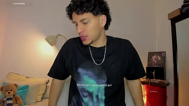 Snapshot of Curlblue chatting on 09-22-25, 04:03 Curlblue online show from 09-22-25, 04:03