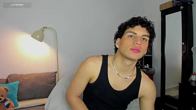 Snapshot of Curlblue chatting on 10-12-25, 12:31 Curlblue online show from 10-12-25, 12:31