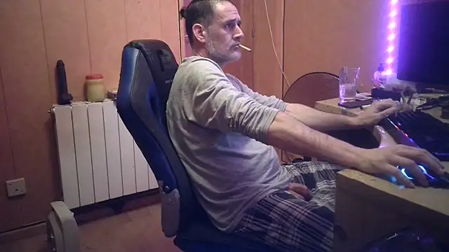 Snapshot of Lia_Y_PatrickX chatting on 02-10-25, 07:28 Lia Y PatrickX online show from 02-10-25, 07:28