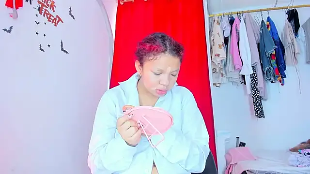 Snapshot of Emily_Coper18 chatting on 11-01-25, 01:24 Emily Coper18 online show from 11-01-25, 01:24