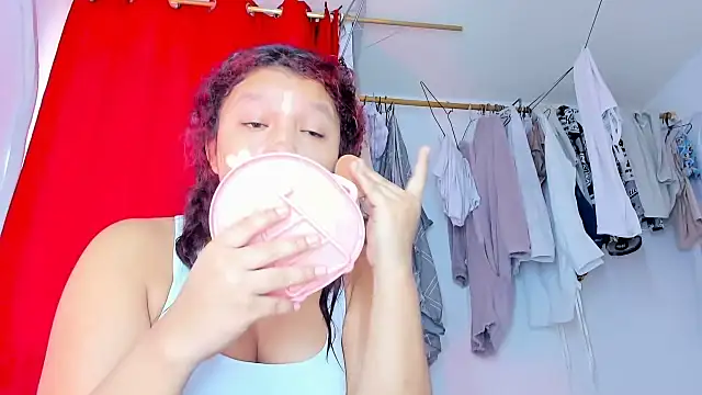 Snapshot of Emily_Coper18 chatting on 11-24-25, 01:22 Emily Coper18 online show from 11-24-25, 01:22