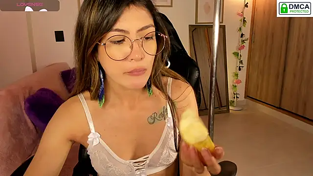 Snapshot of Lilabril chatting on 11-30-25, 02:32 Lilabril online show from 11-30-25, 02:32