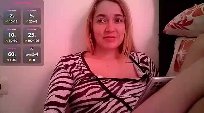 Snapshot of Izury_Blondee chatting on 12-15-24, 12:17 Izury Blondee online show from 12-15-24, 12:17