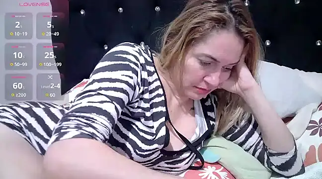 Snapshot of Izury_Blondee chatting on 01-04-25, 03:50 Izury Blondee online show from 01-04-25, 03:50