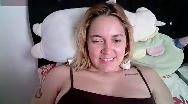 Snapshot of Izury_Blondee chatting on 01-09-25, 08:22 Izury Blondee online show from 01-09-25, 08:22