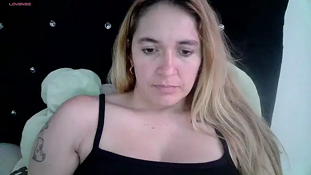 Snapshot of Izury_Blondee chatting on 02-23-25, 10:53 Izury Blondee online show from 02-23-25, 10:53