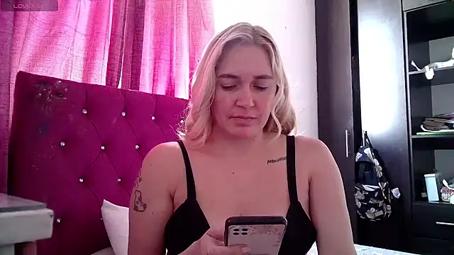 Snapshot of Izury_Blondee chatting on 10-22-25, 08:08 Izury Blondee online show from 10-22-25, 08:08