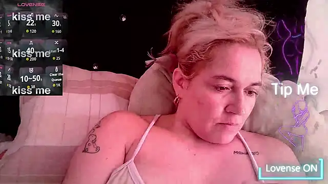 Snapshot of Izury_Blondee chatting on 10-25-25, 03:18 Izury Blondee online show from 10-25-25, 03:18