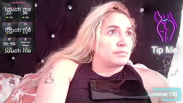 Snapshot of Izury_Blondee chatting on 11-04-25, 06:07 Izury Blondee online show from 11-04-25, 06:07