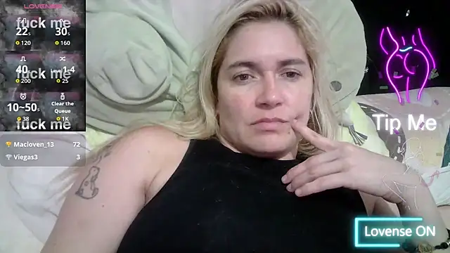 Snapshot of Izury_Blondee chatting on 11-10-25, 10:42 Izury Blondee online show from 11-10-25, 10:42