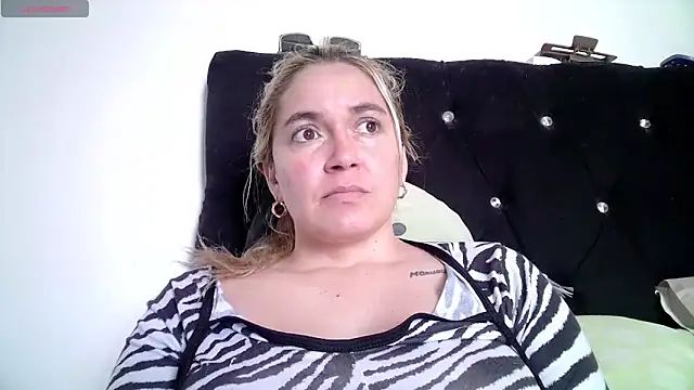 Snapshot of Izury_Blondee chatting on 11-17-25, 05:41 Izury Blondee online show from 11-17-25, 05:41