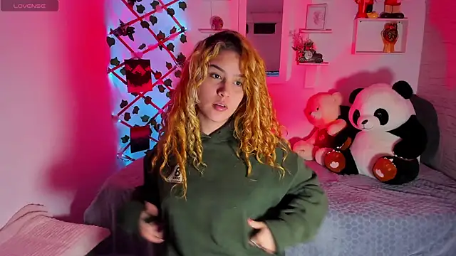 Snapshot of Elena-Rosse chatting on 10-11-25, 04:33 Elena-Rosse online show from 10-11-25, 04:33