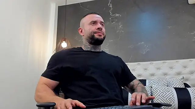 Snapshot of BruceDallas chatting on 01-03-25, 01:48 BruceDallas online show from 01-03-25, 01:48