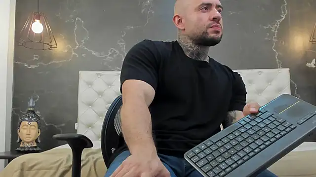 Snapshot of BruceDallas chatting on 02-01-25, 02:37 BruceDallas online show from 02-01-25, 02:37